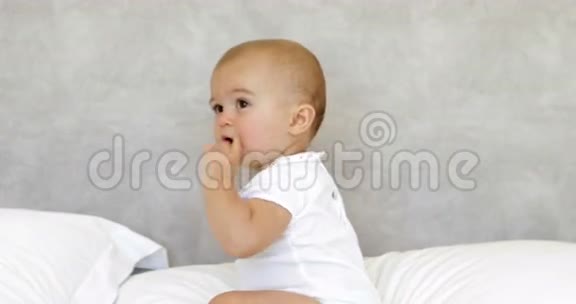 可爱的笑宝宝在床上视频的预览图