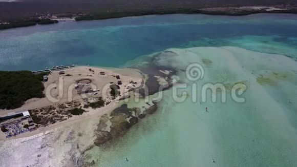 博内尔岛加勒比海风湖Sorobon航空无人机顶景4KUHD视频视频的预览图