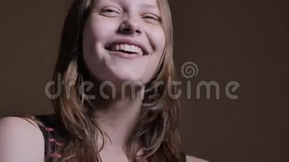 年轻女孩玩有趣的脸4KUHD视频的预览图
