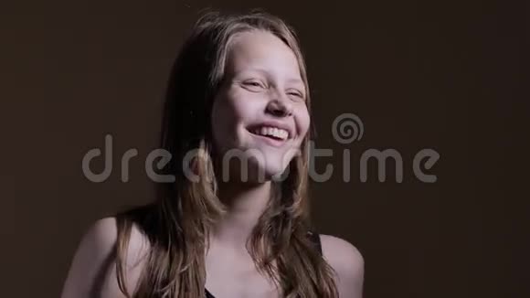 年轻女孩玩有趣的脸4KUHD视频的预览图