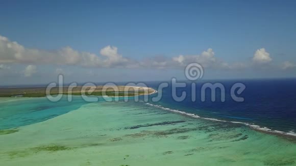博内尔岛加勒比海风湖Sorobon航空无人机顶景4KUHD视频视频的预览图