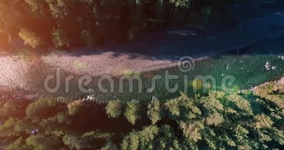 在阳光明媚的夏季早晨中气飞越清新干净的山河垂直移动视频的预览图