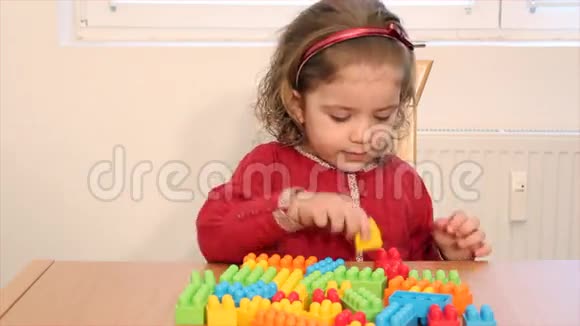 小女孩玩玩具视频的预览图