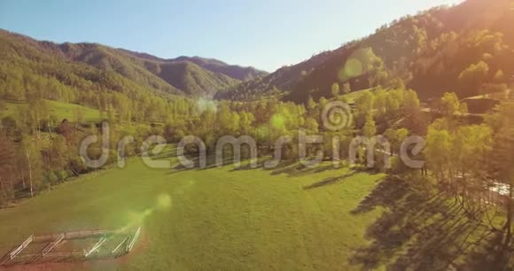 在阳光明媚的夏日早晨中气飞越新鲜的山河和草地农村土路下面视频的预览图