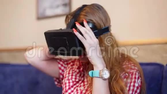 在家里测试虚拟现实眼镜的漂亮女孩视频的预览图