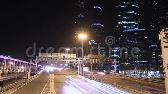 交通大都市交通和模糊的灯光视频的预览图