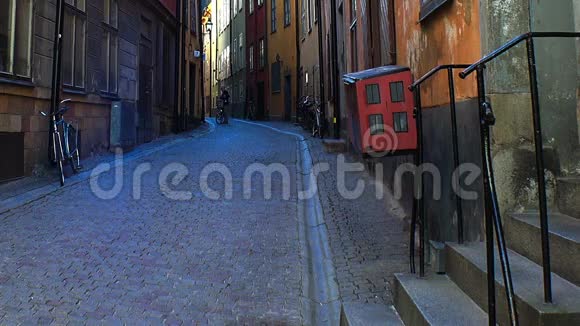 斯德哥尔摩市中心古老的狭窄街道旧城区视频的预览图