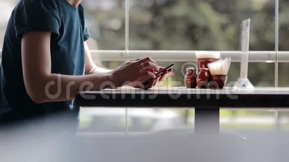 女人在咖啡馆里用智能手机视频的预览图