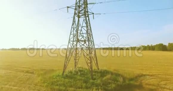 绿黄电场附近的垂直移动飞行视频的预览图