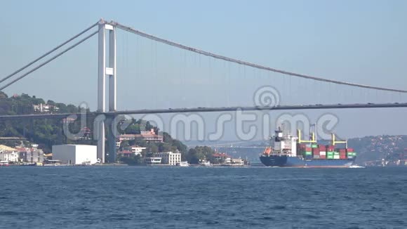 土耳其伊斯坦布尔的博斯普鲁斯海峡视频的预览图