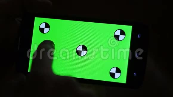 人和绿色屏幕智能手机视频的预览图