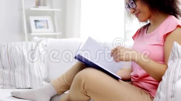 非洲裔美国青年妇女在家读书视频的预览图