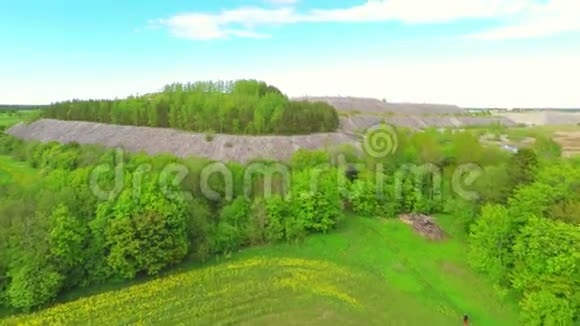 空中无人机镜头查看飞越夏山视频的预览图