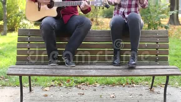 男人弹吉他女人唱歌视频的预览图