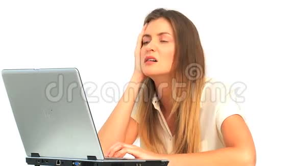 疲惫的女人在她的笔记本电脑上工作视频的预览图