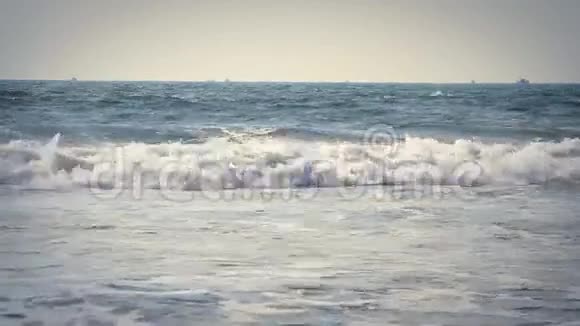 美丽的蓝海浪潮视频的预览图
