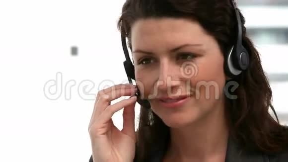 女人在耳机上说话视频的预览图
