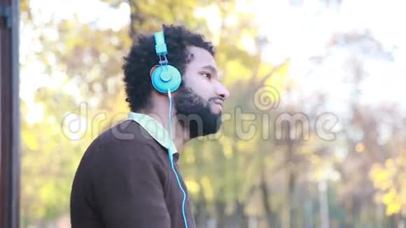 人类用耳机听音乐享受大自然视频的预览图