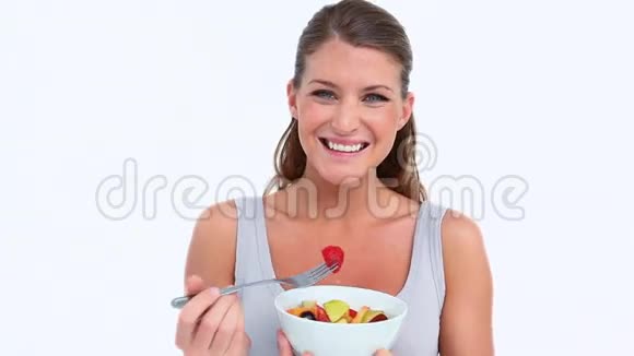 微笑的女人吃水果沙拉视频的预览图