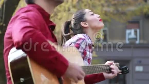 美女唱歌帅哥弹吉他视频的预览图