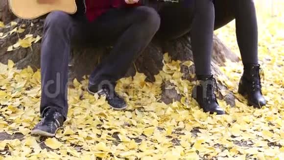 一对夫妇在树上弹吉他唱歌视频的预览图