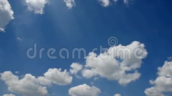 美丽的白云和天空视频的预览图