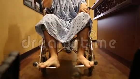 病人被推在轮椅上视频的预览图