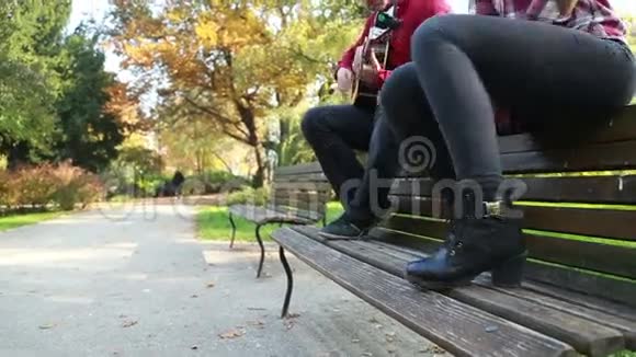 公园里男人弹吉他时美女唱歌视频的预览图