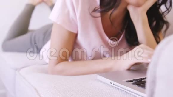 坐在沙发上用笔记本电脑的女人视频的预览图