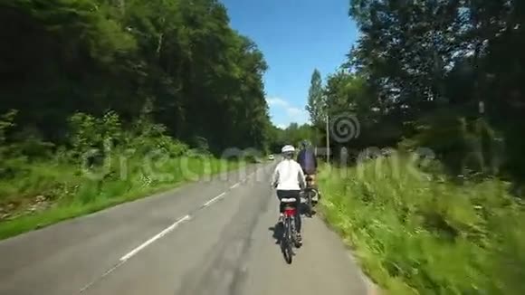 法国一对退休夫妇在公路上骑自行车视频的预览图
