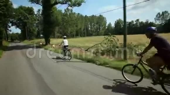 法国一对退休夫妇在公路上骑自行车视频的预览图
