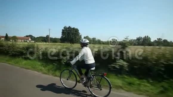 慢动作女子骑自行车上路视频的预览图