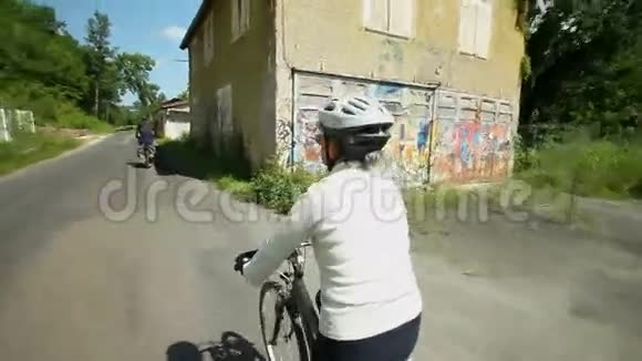 女人在农村的路上骑自行车视频的预览图