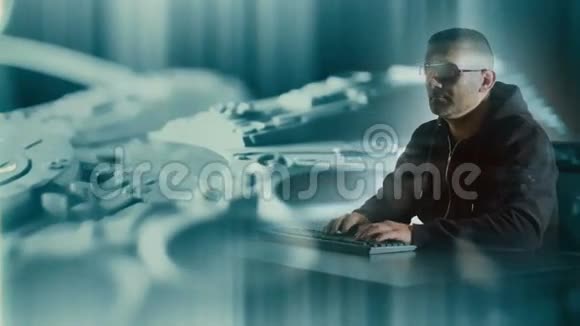 电脑黑客用键盘打字的想法视频的预览图