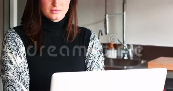 漂亮的女人用笔记本电脑视频的预览图