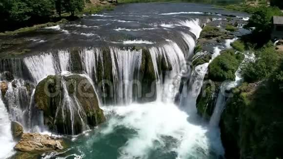 河上峡谷和瀑布的空中景观视频的预览图