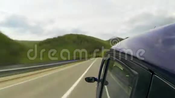 在山里的高速公路上行驶视频的预览图