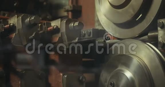 金属成形过程中的重型机械视频的预览图