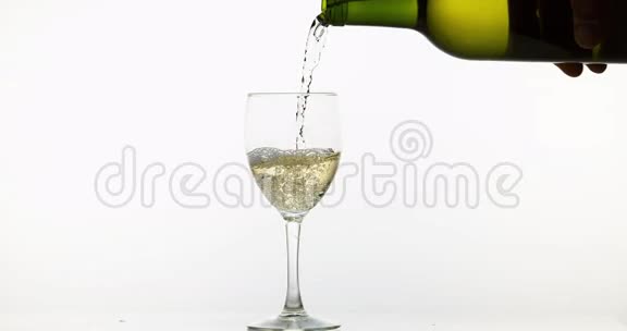 在白色背景下白葡萄酒被倒入玻璃中视频的预览图