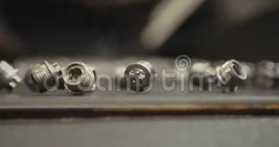 生产过程中的金属零件视频的预览图