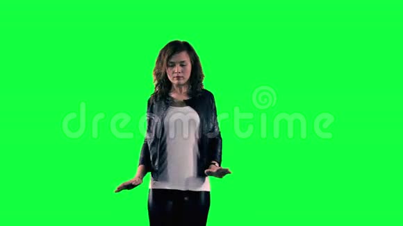 绿色背景下的舞者视频的预览图