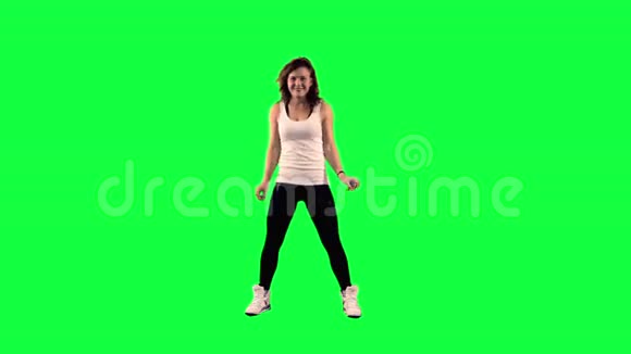 绿色背景下的舞者视频的预览图