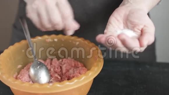 两只手在包肉饺子视频的预览图
