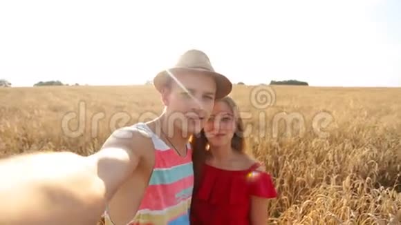 快乐的年轻夫妇自拍视频的预览图