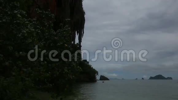 靠近海滩的蔚蓝海中有岩石的岛屿视频的预览图