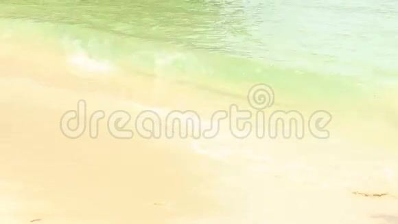 靠近海滩的蔚蓝海中有岩石的岛屿视频的预览图