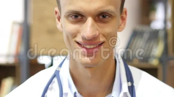 友好的男医生在诊所微笑的画像视频的预览图