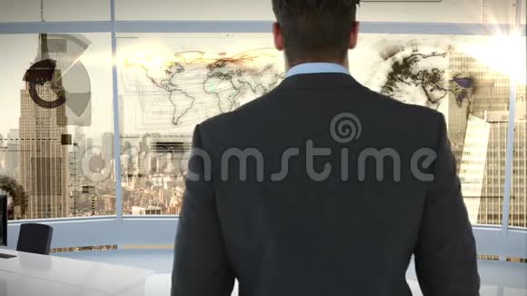 具有未来城市背景的在职商人视频的预览图