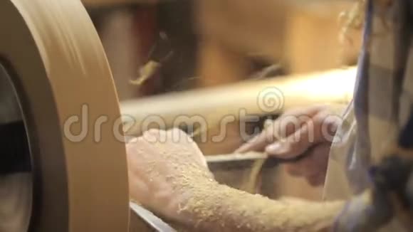 脚操作弹簧极木车床视频的预览图