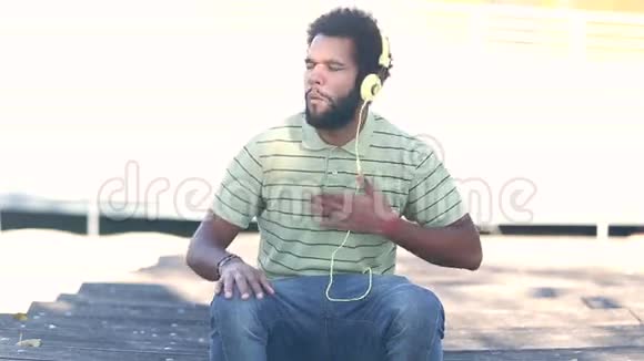 带耳机听音乐的非裔美国人视频的预览图